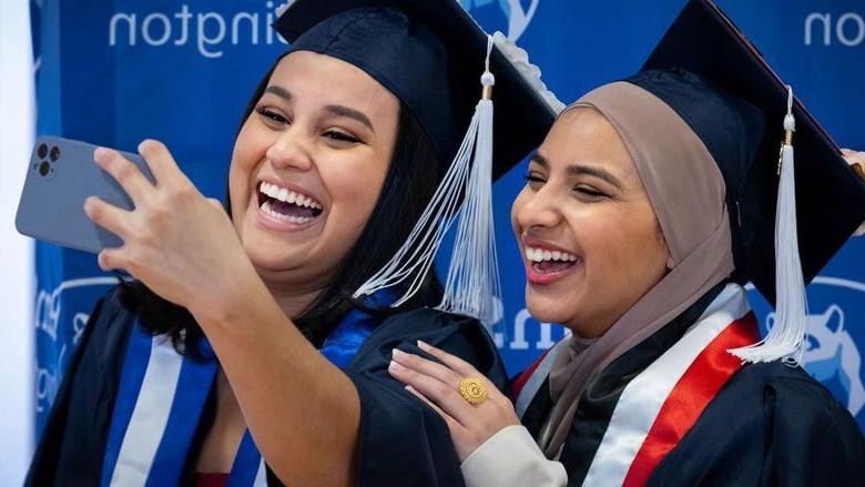 Two new 宾州州立大学阿宾顿分校 graduates take a selfie